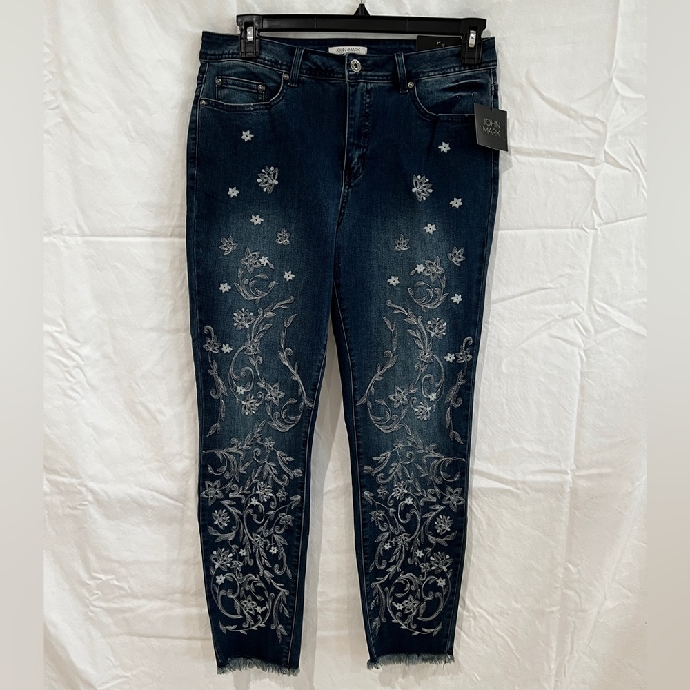NWT John Mark beautifully embroidered skinny jeans w frayed hem. Size 12